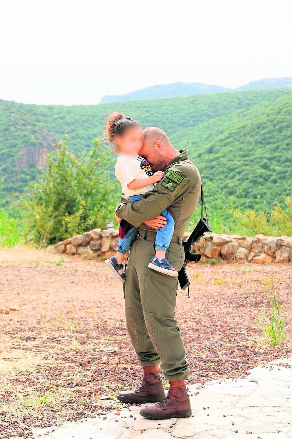 Omri Rosenkrantz with his son (Photo: Personal album) אל"מ עמרי רוזנקרנץ עם בנו