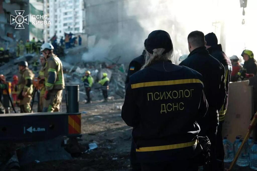 Последствия удара по Киеву (Фото: Государственная служба по чрезвычайным ситуациям Украины) Последствия удара по Киеву
