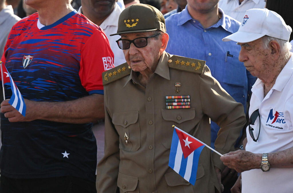 Raúl Castro (Photo: YAMIL LAGE / AFP) נשיא קובה לשעבר ראול קסטרו בצעדת 1 במאי הוואנה