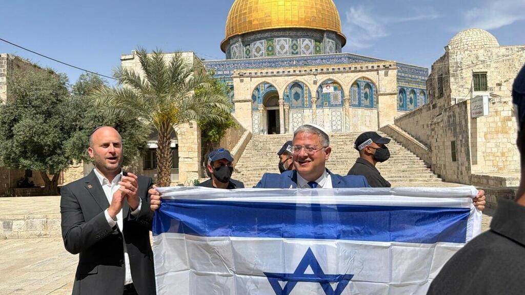 השר בן גביר מניף את דגל ישראל בהר הבית