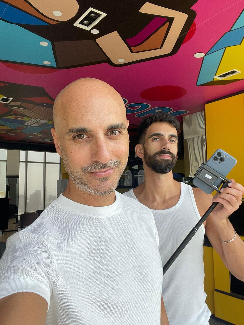 כל בוקר עובדים מבית קפה אחר
