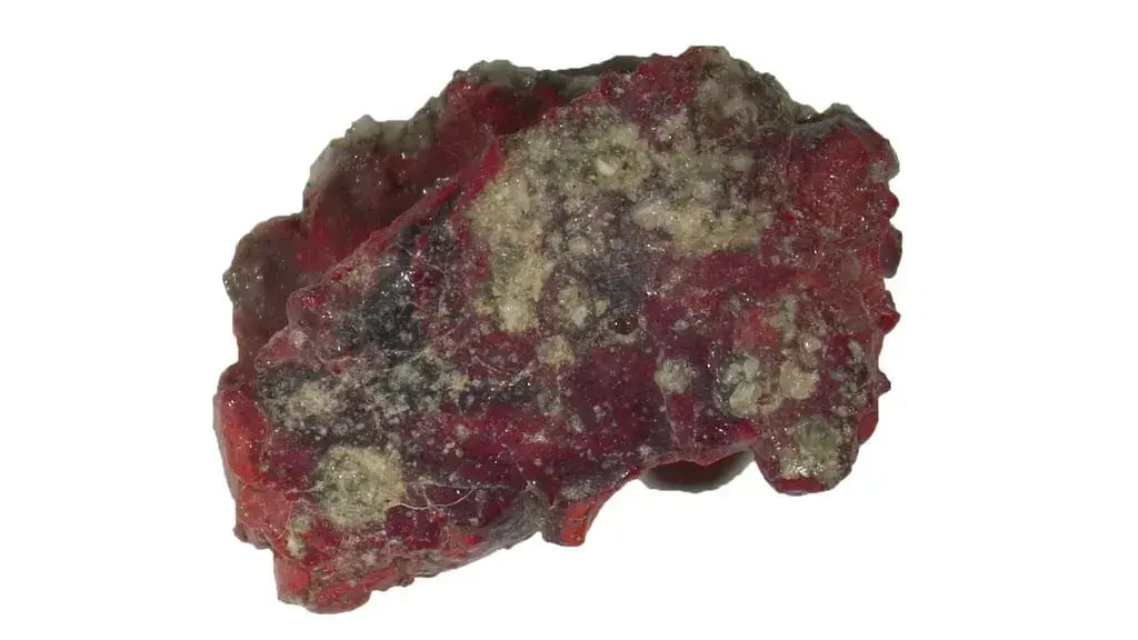 Red trinitite (Photo: Luca Bindi and Paul J. Steinhardt) טריניטיט, מינרל ייחודי שנוצר במהלך ניסוי הפצצה הגרעינית הראשון בעולם בשנת 1945, הוא בעל מבנה גבישי שלא נראה כמותו מעולם