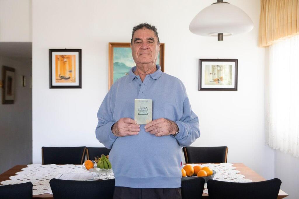 Natan Melman holds his wartime diary (Photo: Ammunition Hill Six-Day War Heritage Center archives) נתן מלמן ויומנו האישי ממלחמת ששת הימים