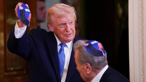 נשיא ארצות הברית דונלד טראמפ עם כיפה