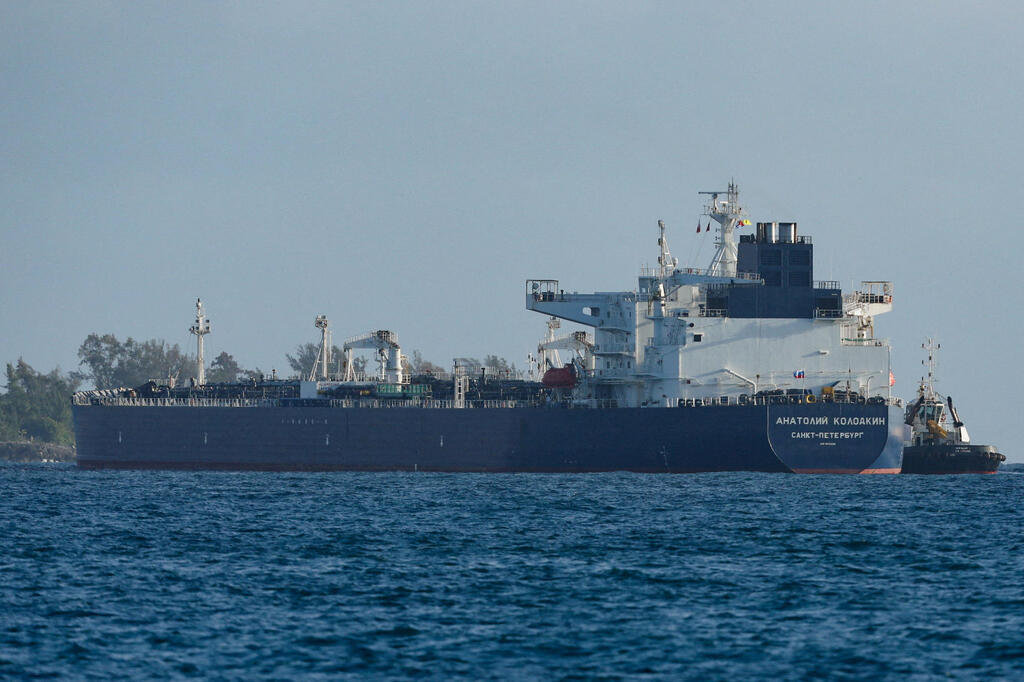 Russia’s 'shadow fleet' refers to a network of often aging oil tankers operating under various national flags (Photo: REUTERS/Norlys Perez) מכלית נפט של רוסיה שעגנה ב קובה ב31 במרץ