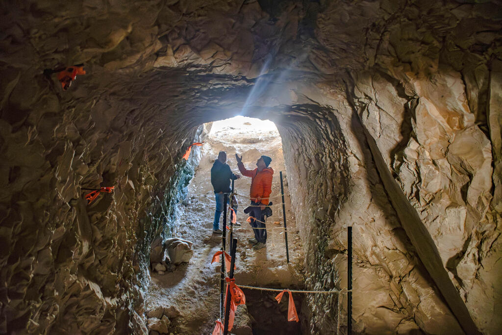 The entrance to the ancient tunnel uncovered in Jerusalem (Photo: Yoli Schwartz, Israel Antiquities Authority) המנהרה הקדומה שנחשפה בירושלים