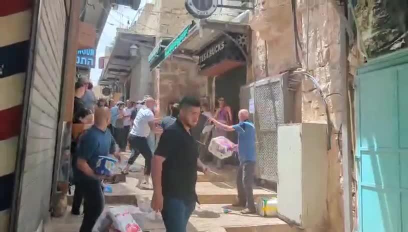 עימותים בירושלים, עוד לפני תחילת מצעד הדגלים: תיעוד מהשלכת כיסאות בעיר העתיקה