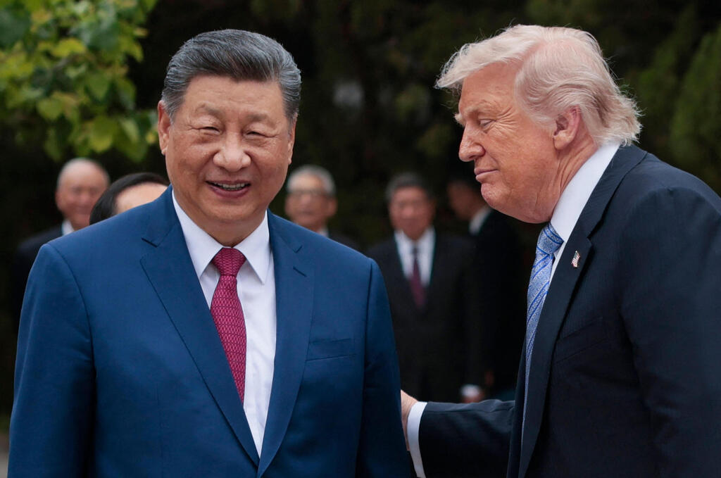 Trump and President Xi Jinping, during the US president's visit to Beijing in May. The AI race with China is a top priority (Photo: Evan Vucci / POOL / AFP) דונלד טראמפ ושי ג'ינפינג במתחם הגנים ג'ונגננהאי בבייג'ינג, ודברי טראמפ על איראן
