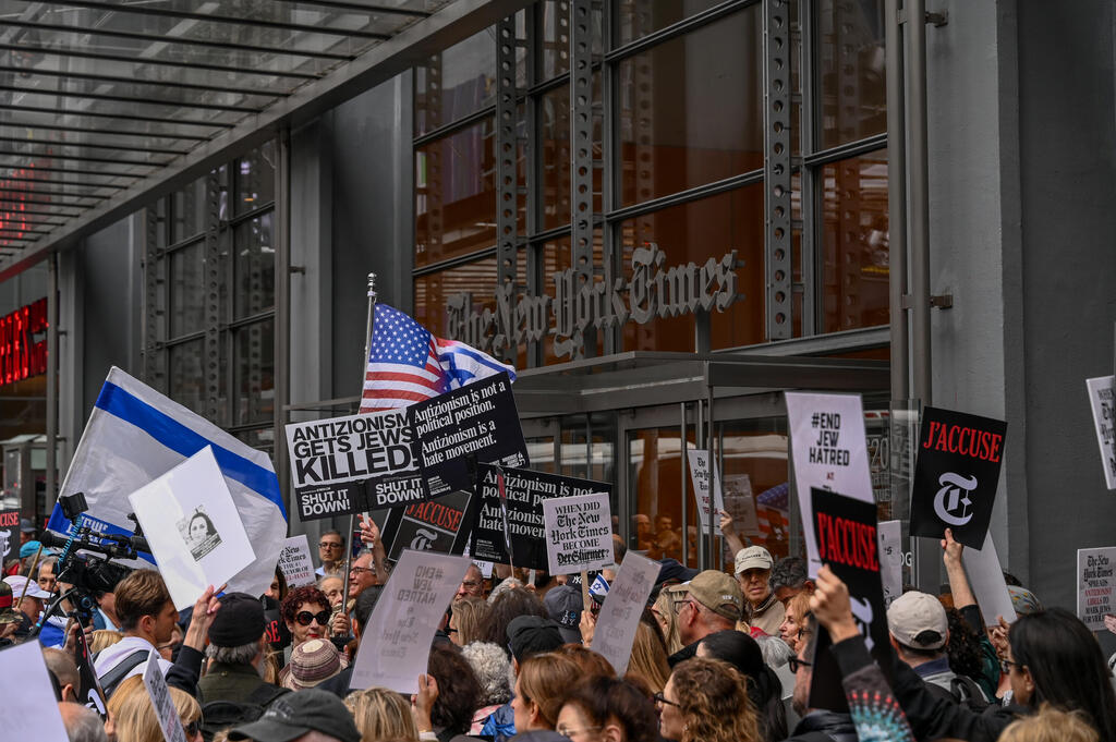 Pro-Israel demonstration outside the NYT offices (Photo: Liri Agami) הפגנת יהודים, ישראלים ולא יהודים מול משרדי הניו יורק טיימס במנהטן