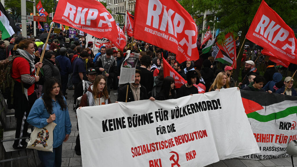 Some protesters also waved socialist and communist flags; from the pro-Palestinian protest in Vienna (Photo: Yuval Chen) הפגנה פרו-פלסטינית בווינה שעות לפני גמר האירוויזיון