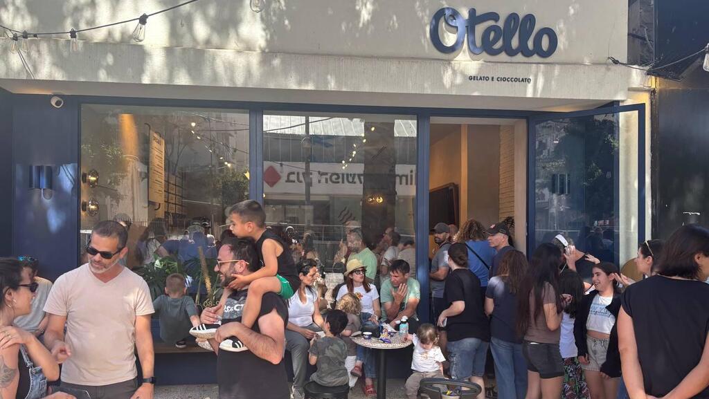 Горожане рядом с кафе "Отелло" (Фото: Меир Турджеман) תושבי רחובות הגיעו לתמוך בגלידרייה אוטלו לאחר שקיבלה דו"ח כי הייתה פתוחה בשבת