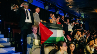 דגל פלסטין לצד המשלחת הישראלית ביציע בזמן גמר האירוויזיון 2026