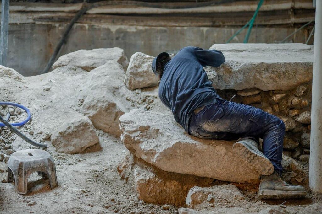 חוקרים את האבנים העתיקות