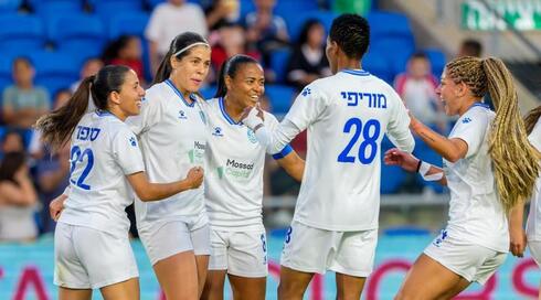 שחקניות מ.ס קריית גת חוגגות את שער היתרון