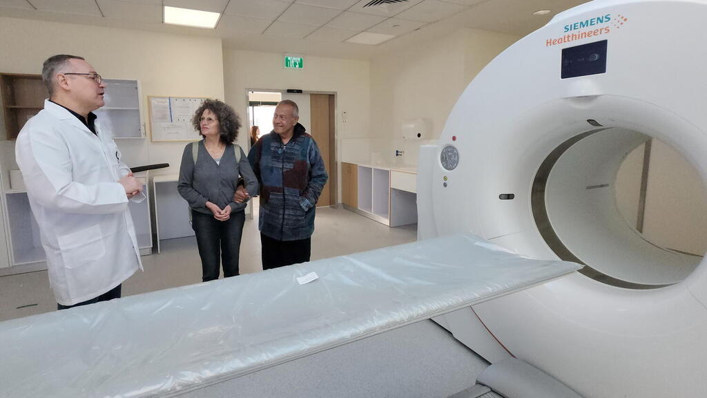 אורנה וזהר נחום במכון ה-PET-CT החדש עם ד"ר איליה רייזברג, מנהל רפואה גרעינית בבית החולים הלל יפה 
