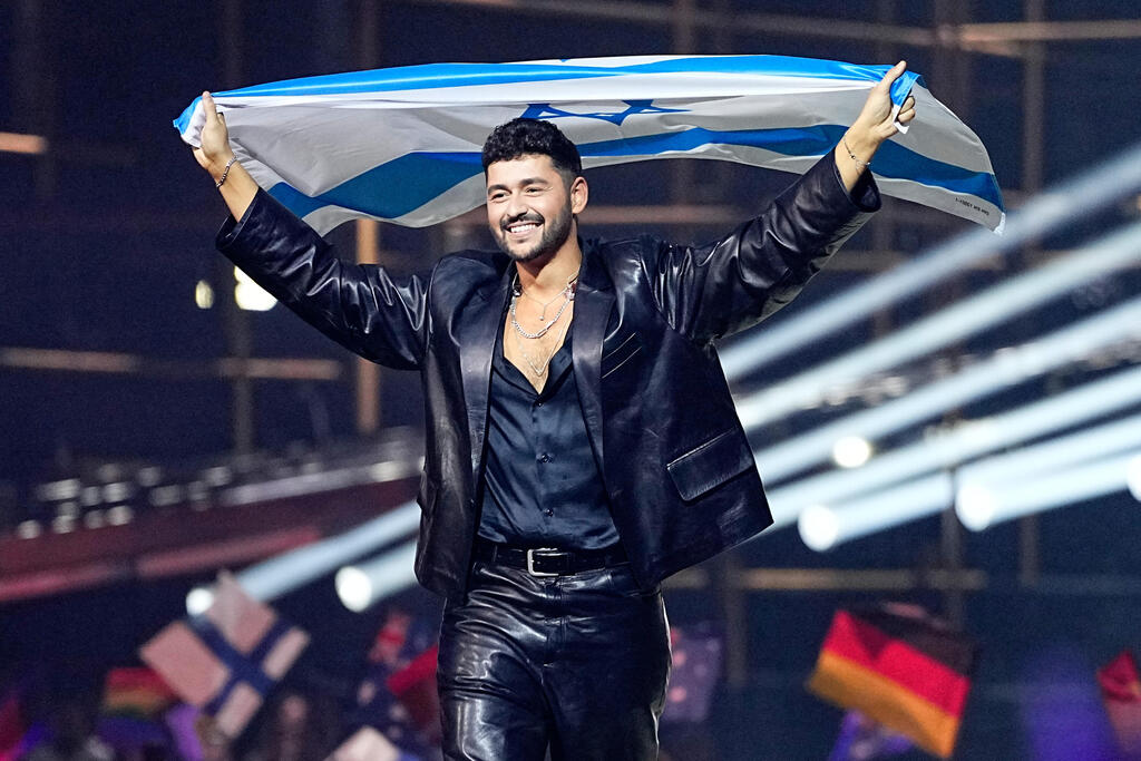נועם בתן עם דגל ישראל בגמר האירוויזיון, 2026