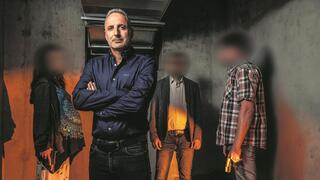 ראש הרשות להגנה על עדים, דני קפויה, עם שלושה מלוחמי הרשות