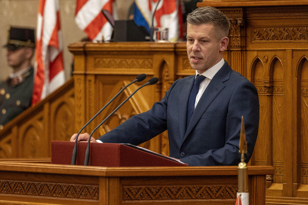 Prime Minister Magyar. Says corruption cost Hungary as much as 10% of GDP (Photo: Janos Kummer/Getty Images) ראש ממשלת הונגריה פטר מדיאר נואם ב פרלמנט בודפשט 12 במאי
