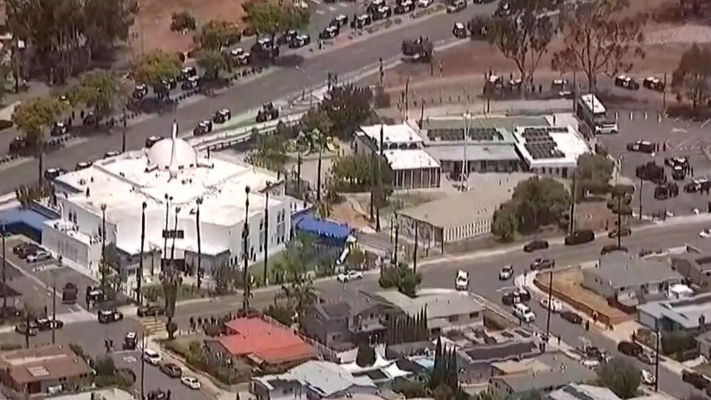 The scene of the attack in San Diego, about 14 kilometers (9 miles) from downtown (Photo: REUTERS, ABC Affiliate KGTV) קליפורניה סן דייגו זירת ירי מסגד