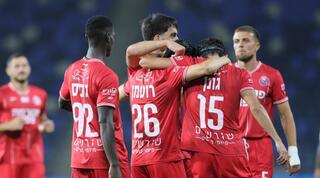שחקני הפועל חיפה חוגגים