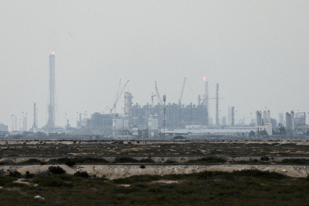 QatarEnergy's natural gas facilities (Photo: REUTERS/Stringer/File Photo) מתקני הגזים הטבעיים של קטאר אנרג'י, במרץ