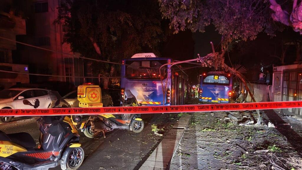 На месте аварии в Тель-Авиве (Фото: оперативная съемка МАДА) התאונה בדיזנגוף