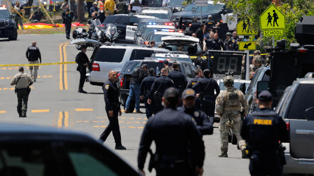 Security and emergency forces at the scene in San Diego on Monday evening (Photo: REUTERS/Mike Blake) קליפורניה סן דייגו זירת ירי מסגד