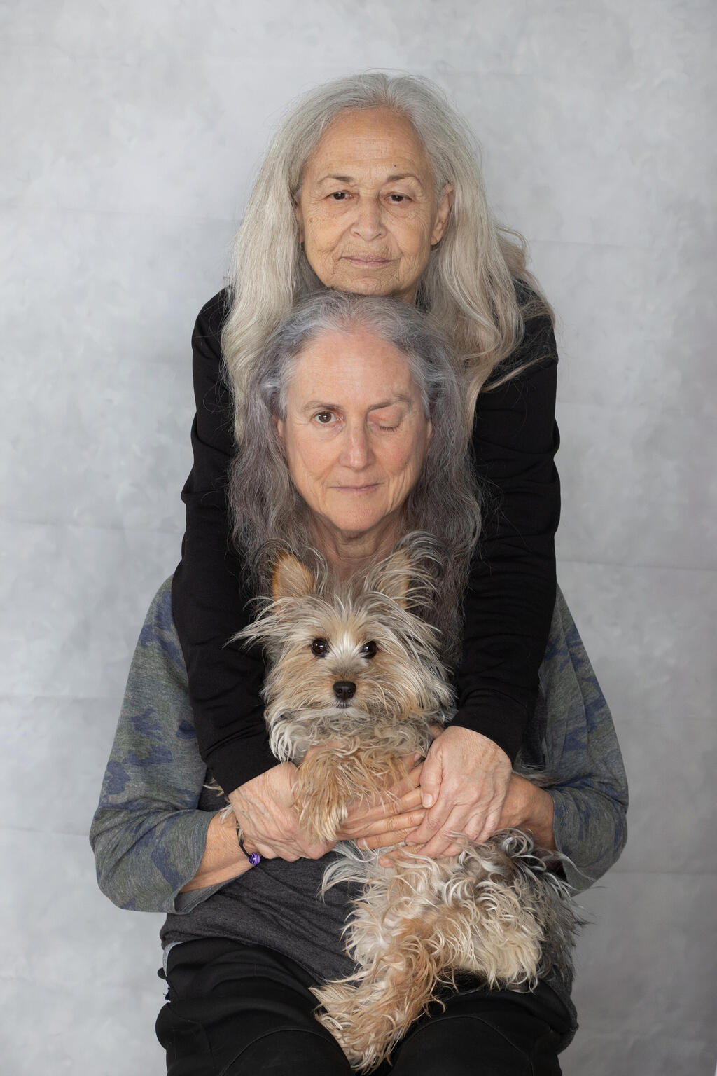 Dana Roth and artist Sherry Baruch (Photo: Dalia Zalika) ד"ר דנה רוט (מלפנים) ושרי ברוך (מאחור).צילום: דליה זליקה