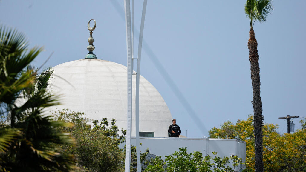 Security forces on the roof of the complex (Photo: REUTERS/Mike Blake) קליפורניה סן דייגו זירת ירי מסגד