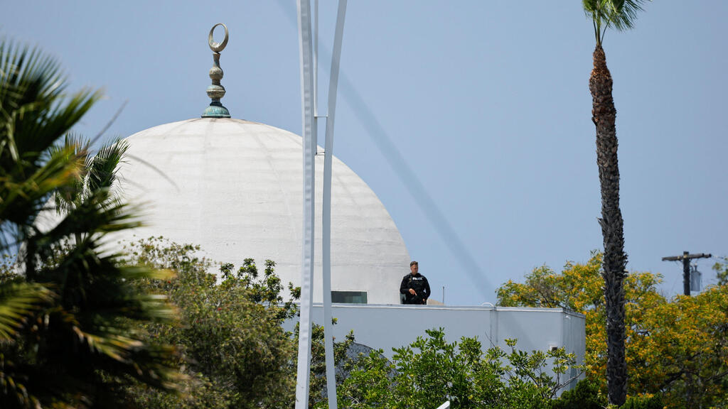 Security forces on the roof of the mosque (Photo: Mike Blake/Reuters) קליפורניה סן דייגו זירת ירי מסגד