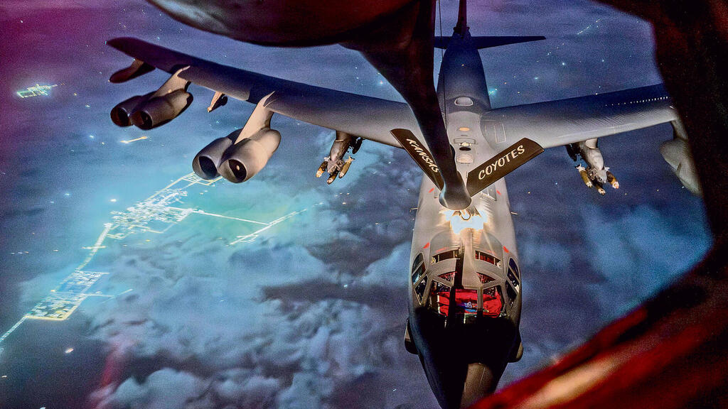 На фото: дозаправка американского военного самолета в воздухе (Фото: CENTCOM) На фото: дозаправка американского военного самолета в воздухе