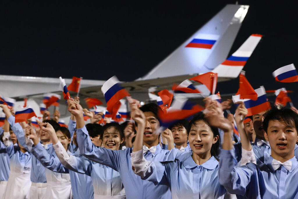 Russian President Putin lands in Beijing, China (Photo: Vladimir Smirnov, Sputnik, Kremlin Pool Photo via AP) נשיא רוסיה פוטין נוחת ב בייג'ינג סין