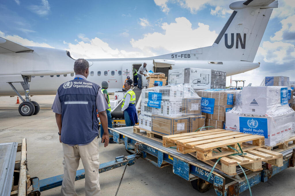 WHO flies aid from Kenya to Ebola-hit hotspots (Photo: World Health Organization / Handout via Reuters) ארגון הבריאות העולמי מטיס סיוע מקניה למוקדים שנפגעו מאבולה
