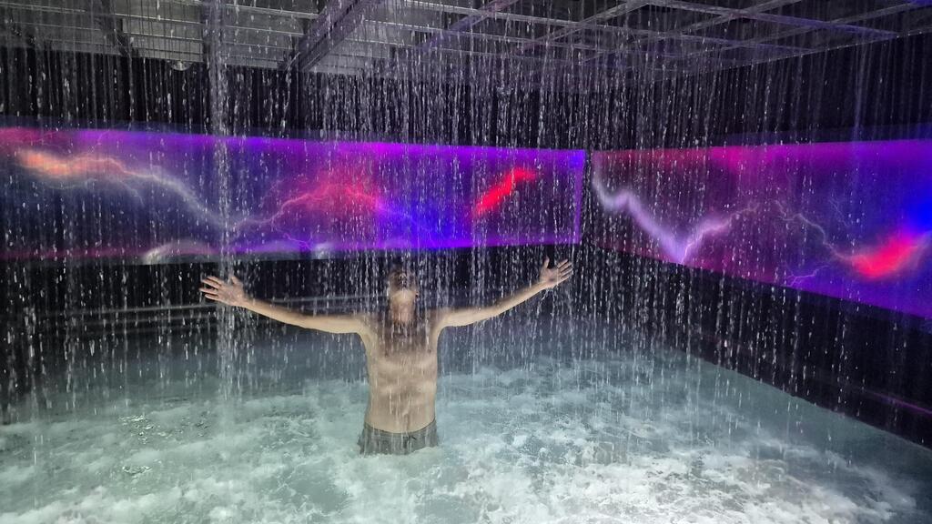 Endless showers in the rain pool (Photo: Yahav Biazi) שוכח מהצרות בבריכת הגשם