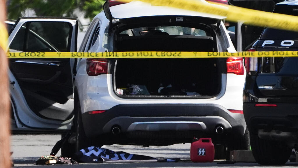 The car in which the killers were found dead (Photo: AP Photo/Gregory Bull) ארה"ב קליפורניה ירי סן דייגו מסגד הרכב שבו נמצאו היורים הרוגים