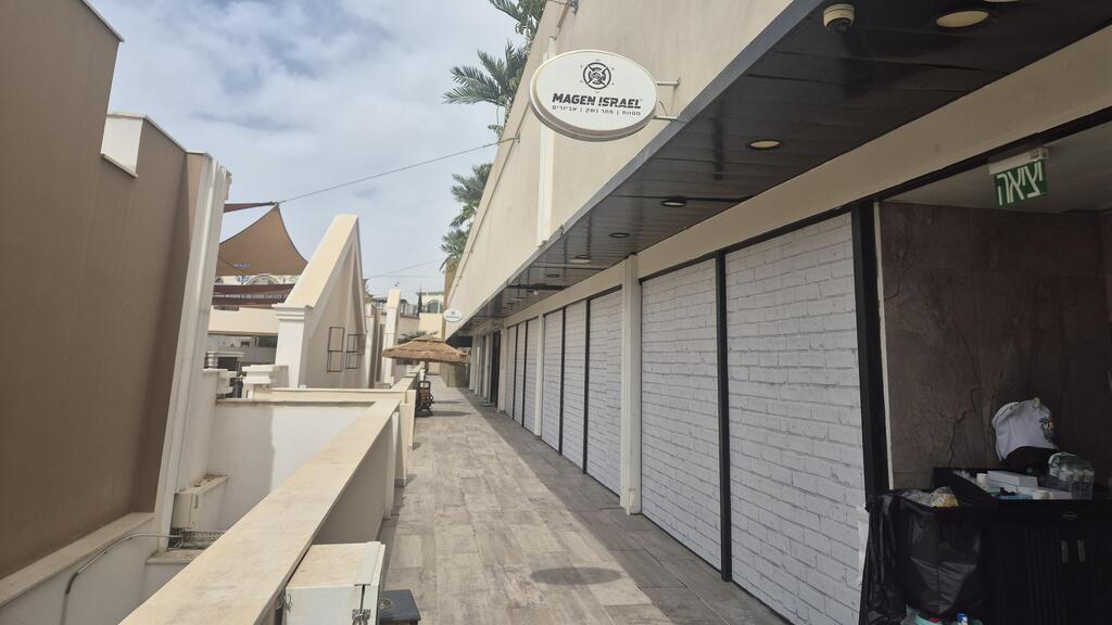 Gun shop and shooting range (Photo: Assaf Kamar) חנות הנשק והמטווח