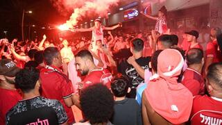 אוהדי הפועל באר-שבע חוגגים את הזכייה אל תוך הלילה