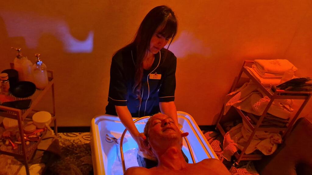 Assaf enjoys a Japanesse head massage (Photo: Yahav Biazi) אסף נהנה מעיסוי ראש יפני