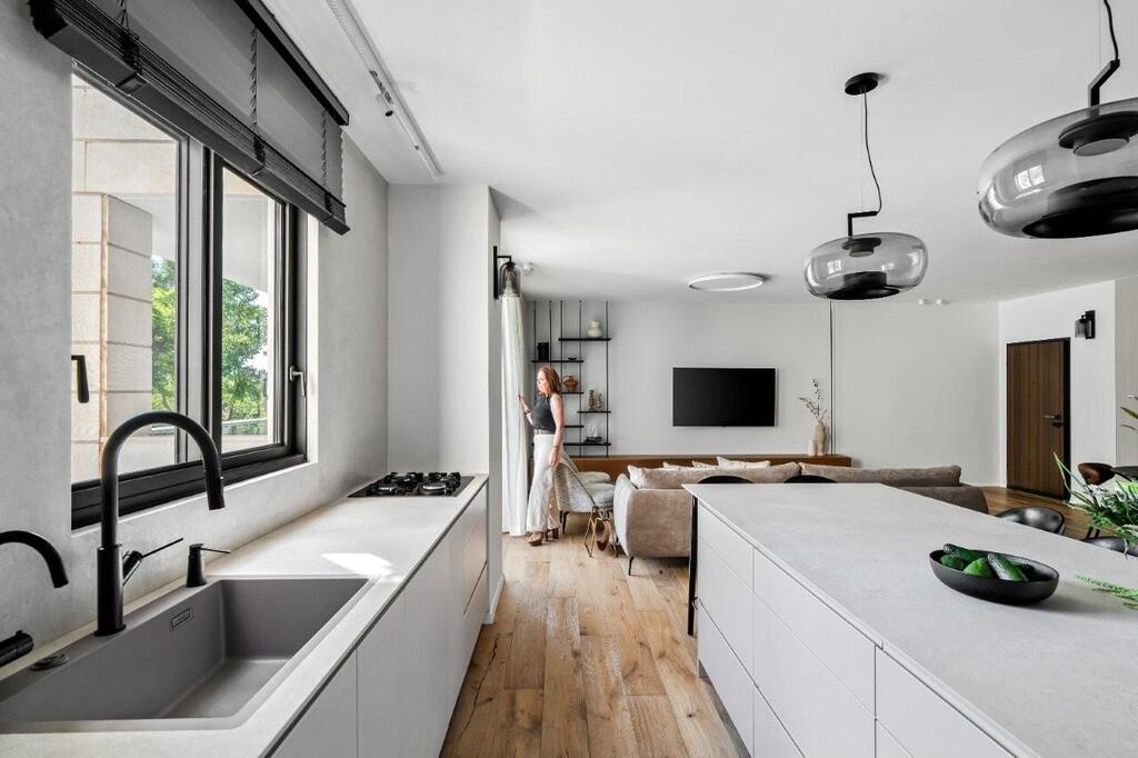 Color of kitchen is also changing (Photo: Maor Moyal) Halel architecture