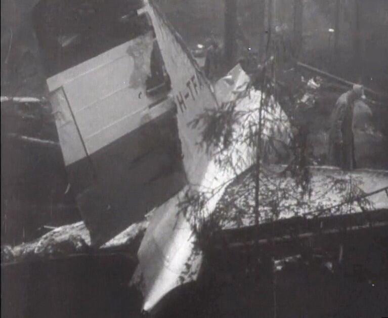 The tail section of the plane after the crash (Photo: Polygoon Hollands Nieuws) זנב המטוס אחרי ההתרסקות