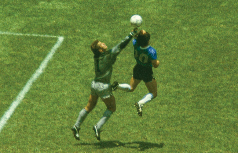 Maradona scores his famous 'Hand of God' goal (Photo: Getty Images, Getty Images) מראדונה כובש את שער "יד האלוהים" המפורסם