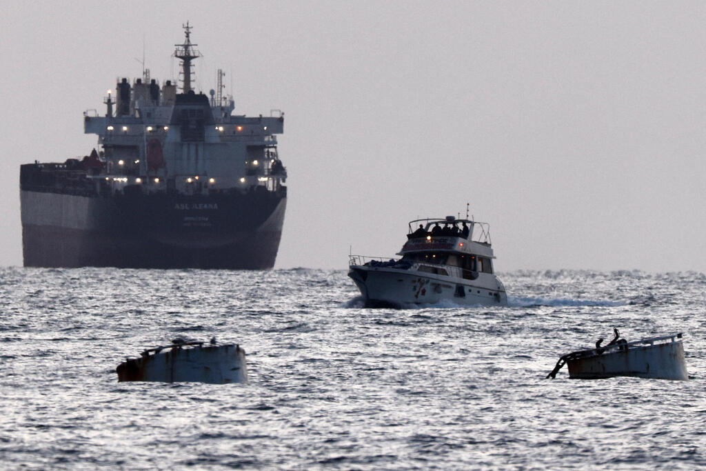 Photo: REUTERS/Amir Cohen אחת הספינו משמשט לעזה מובלת לנמל אשדוד