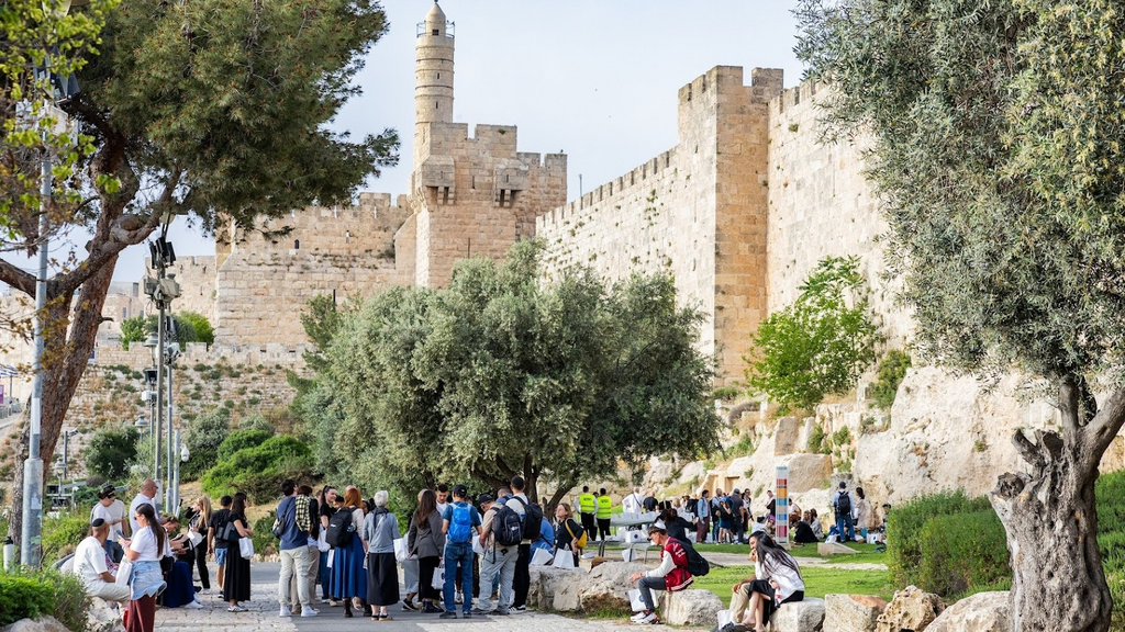 המתגיירים מסיירים בעיר העתיקה בירושלים