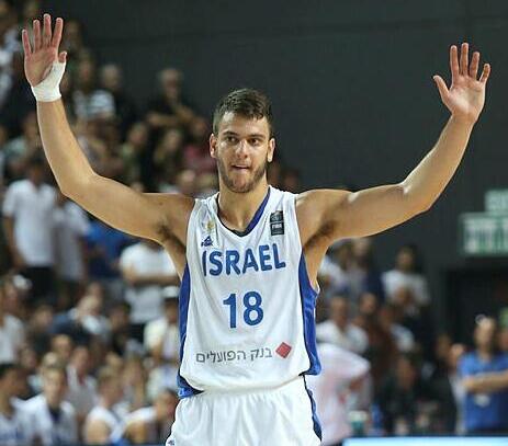 Raz Adam (Photo: FIBA website) רז אדם (ראשון מימין) בזכייה עם נבחרת העתודה ב-2019