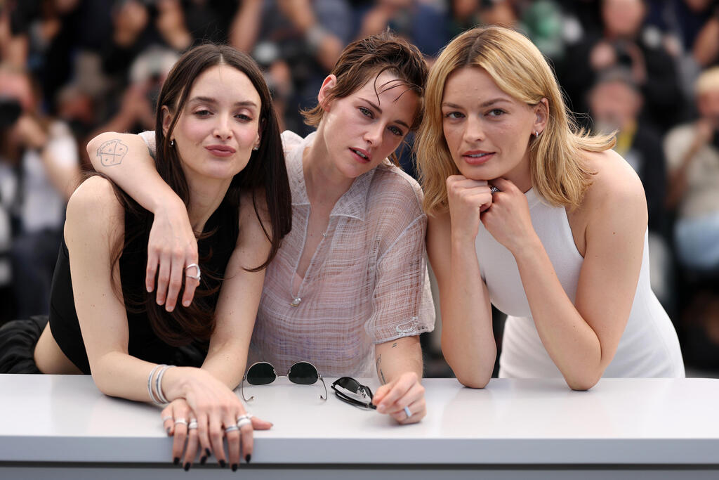 Black and white. Kristen Stewart, Emma Mackey and Charlotte Le Bon (Photo: Aurore Marechal/Getty Images) קריסטן סטיוארט, אמה מאקי ושרלוט לה בון בפסטיבל קאן, 2026