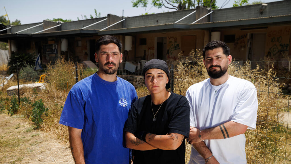 'My dream was shattered': Ziv, Emily and Gali (Photo: Ziv Koren) גלי וזיוי ברמן, ביחד עם אמילי דמארי, מנהלים מאבק על שימור שכונת דור צעיר בכפר עזה