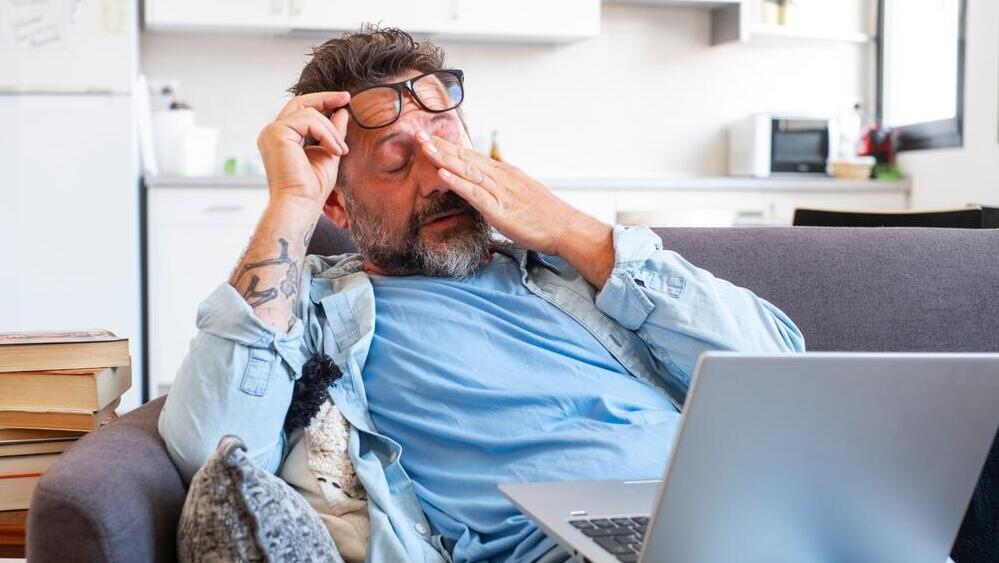 Lack of sleep can also affect bowel habits (Photo: Shutterstock) גבר, עייפות
