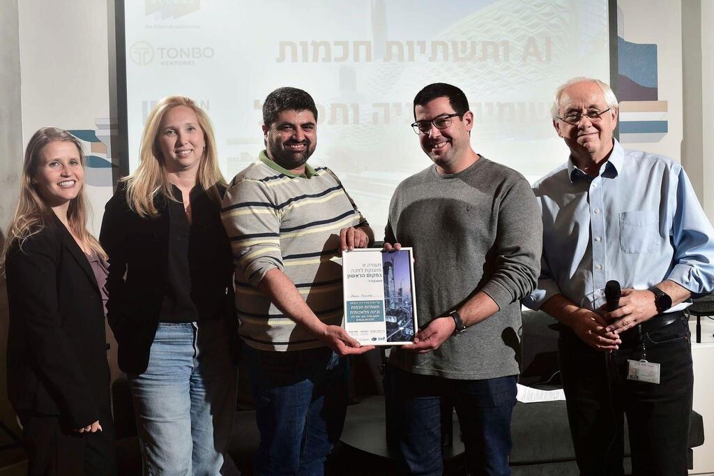 From right to left: Dr. Ricardo Osiroff, Nimrod Gazit, Roi Levi, Liat Mazor, Adial Cohen (Photo: Omer Messinger) מימין לשמאל: ד"ר ריקרדו אוסירוף (מנכ"ל מרכז החדשנות Access מקבוצת שפיר), נמרוד גזית (מנכ"ל ומייסד שותף של NanoTherma), רועי לוי (מנהל טכנולוגיות ראשי ומייסד שותף של NanoTherma), ליאת מזור (מנהלת שותפה ב-Tonbo Ventures) ועדיאל כהן (סמנכ"לית חדשנות ופיתוח עסקי בקבוצת ברן)