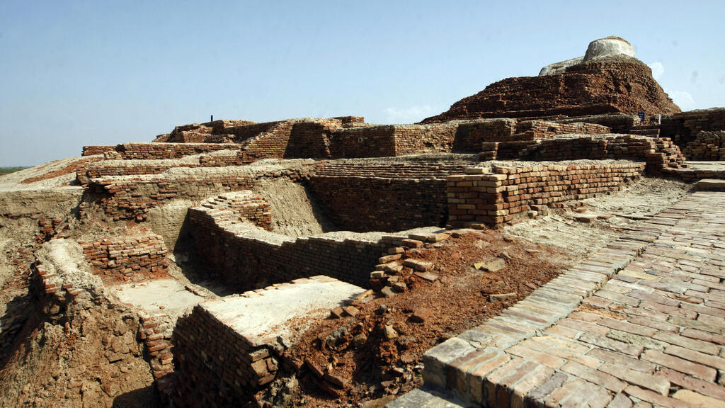 The remains of the city of Mohenjo-daro in Pakistan (Photo: Fareed Khan/AP) שרידי העיר מוהנג'ו-דארו בפקיסטן