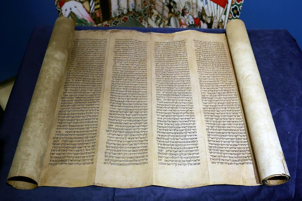 The medieval Spanish Torah scroll displayed at ANU - Museum of the Jewish People (Photo: Itzik Biran) יריעות ספר התורה